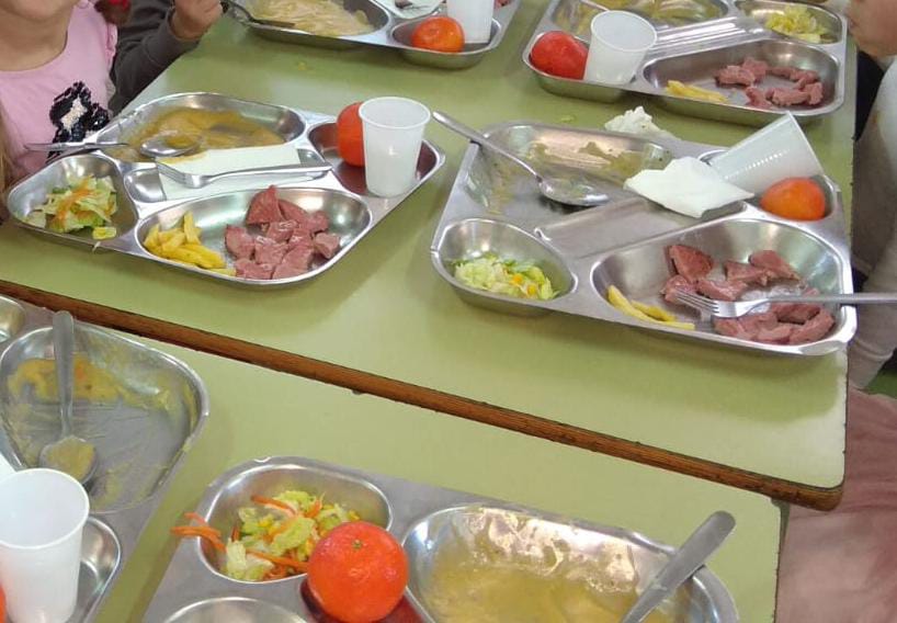 Abren expediente a la empresa de catering escolar que llevó dos barras de pan para 50 niños Abren expediente a la empresa de catering escolar que llevó dos barras de pan para 50 niños