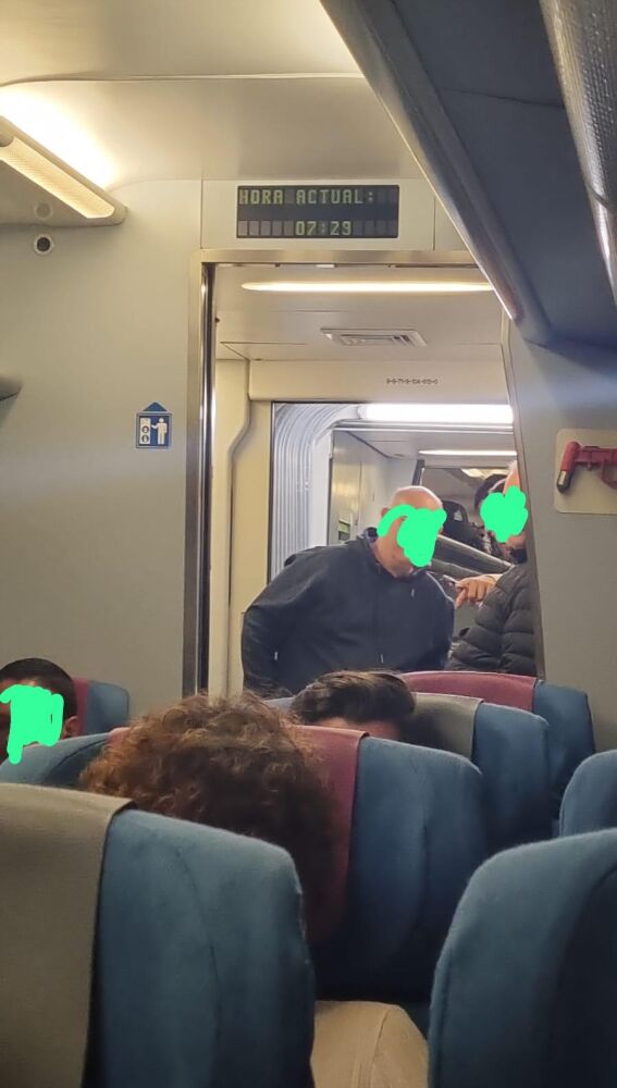 Pasajeros de pie en un Avant de esta mañana