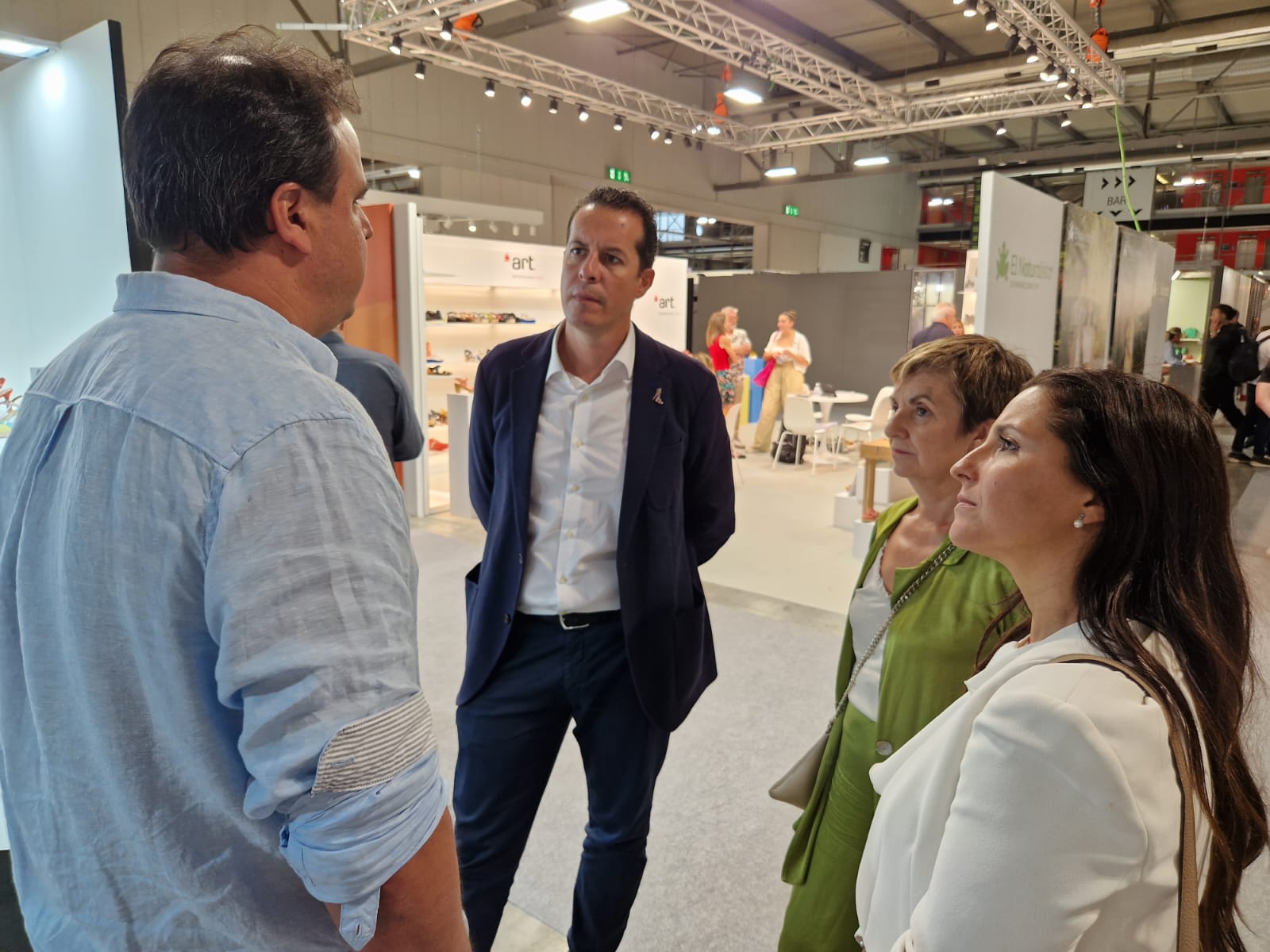"Los fabricantes de calzado y componentes del Valle del Vinalopó están cumpliendo sus objetivos en las ferias de Milán" "Los fabricantes de calzado y componentes del Valle del Vinalopó están cumpliendo sus objetivos en las ferias de Milán"