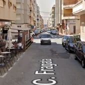 Imagen de una de las terrazas, habitualmente concurridas, que se ubican en la calle Fragata de Torrevieja Imagen de una de las terrazas, habitualmente concurridas, que se ubican en la calle Fragata de Torrevieja