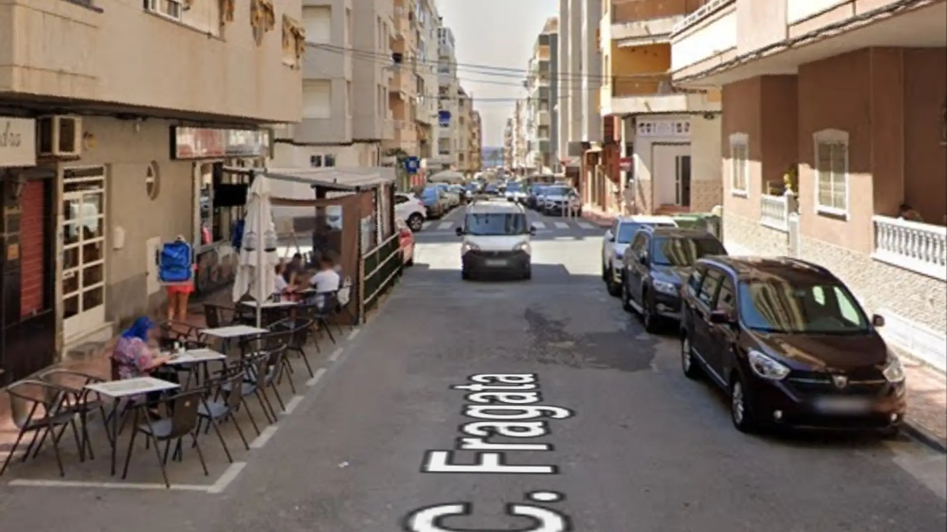 Imagen de una de las terrazas, habitualmente concurridas, que se ubican en la calle Fragata de Torrevieja