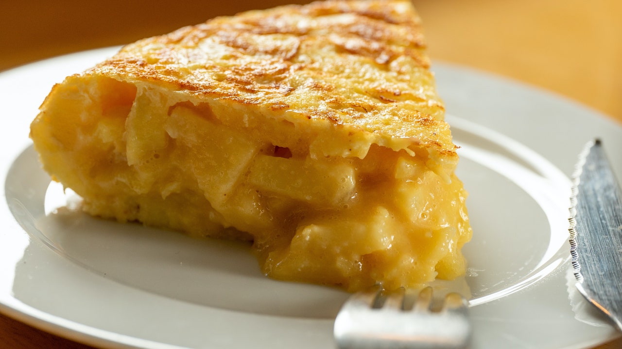 Poco Hecha Ya no hay duda, la tortilla de patata con cebolla y poco hecha | Onda ...