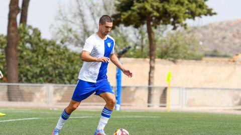 Iván Casado, defensa de La Unión Atlético, durante un partido. Septiembre 2023