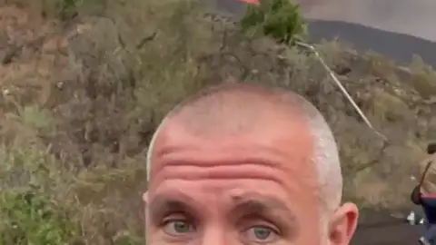 Visitamos la 'trasera' del cono volcánico horas antes de su primer derrumbe con cientícos de IGN Visitamos la 'trasera' del cono volcánico horas antes de su primer derrumbe con cientícos de IGN