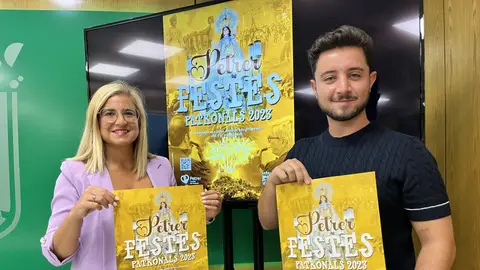 La alcaldesa de Petrer y el concejal de Fiestas con el cartel de las fiestas patronales de este 2023. La alcaldesa de Petrer y el concejal de Fiestas con el cartel de las fiestas patronales de este 2023.