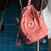 Una mochila en un colegio