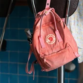 Una mochila en un colegio Una mochila en un colegio