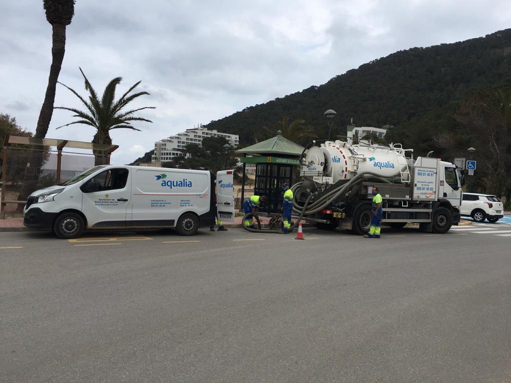 Aqualia limpia en Ibiza la red de aguas pluviales de Santa Eulària des Riu para evitar inundaciones Aqualia limpia en Ibiza la red de aguas pluviales de Santa Eulària des Riu para evitar inundaciones