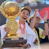 El cocinero japonés, Kohei Hatashita, alza el trofeo de campeón de la final del World Paella Day Cup