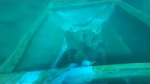 El fondo del muelle de Arguineguín está lleno de restos de pateras y cayucos abandonados El fondo del muelle de Arguineguín está lleno de restos de pateras y cayucos abandonados