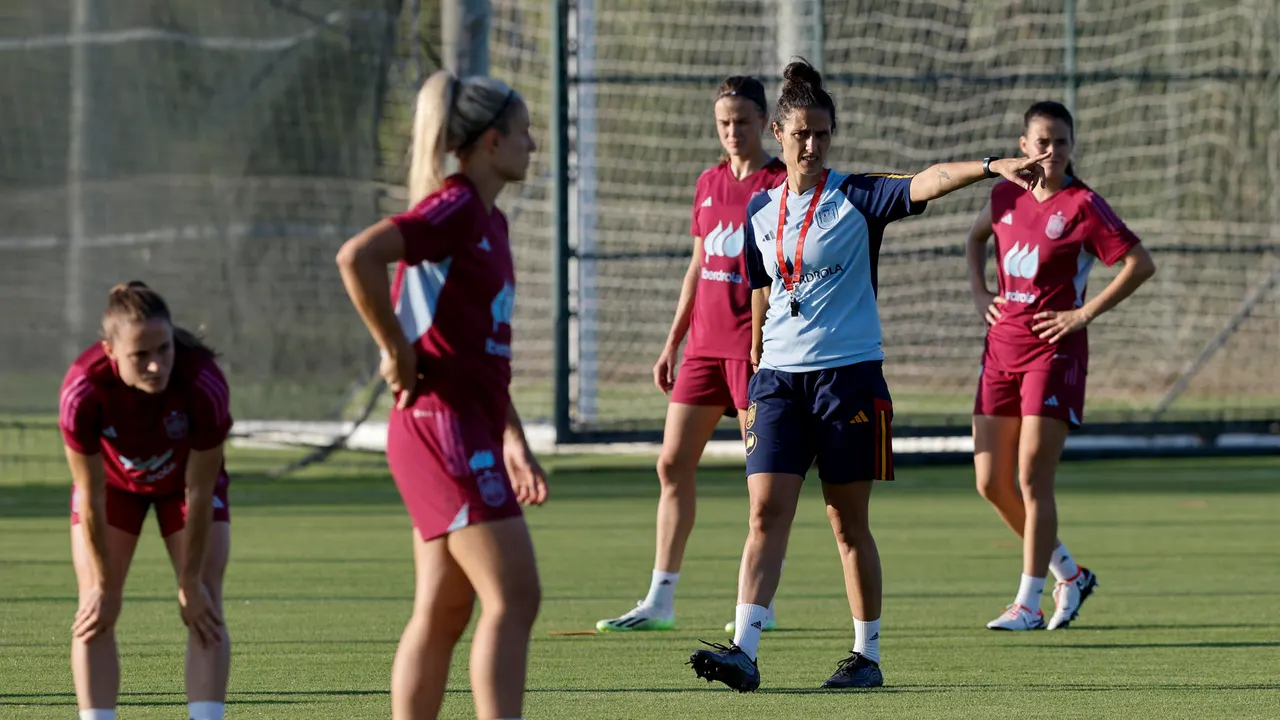 La nueva seleccionadora, Montse Tomé, durante el entrenamiento de la Selección.