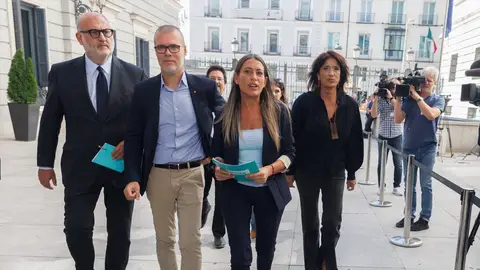 Miriam Nogueras a su llegada al Congreso junto a otros diputados de Junts Miriam Nogueras a su llegada al Congreso junto a otros diputados de Junts