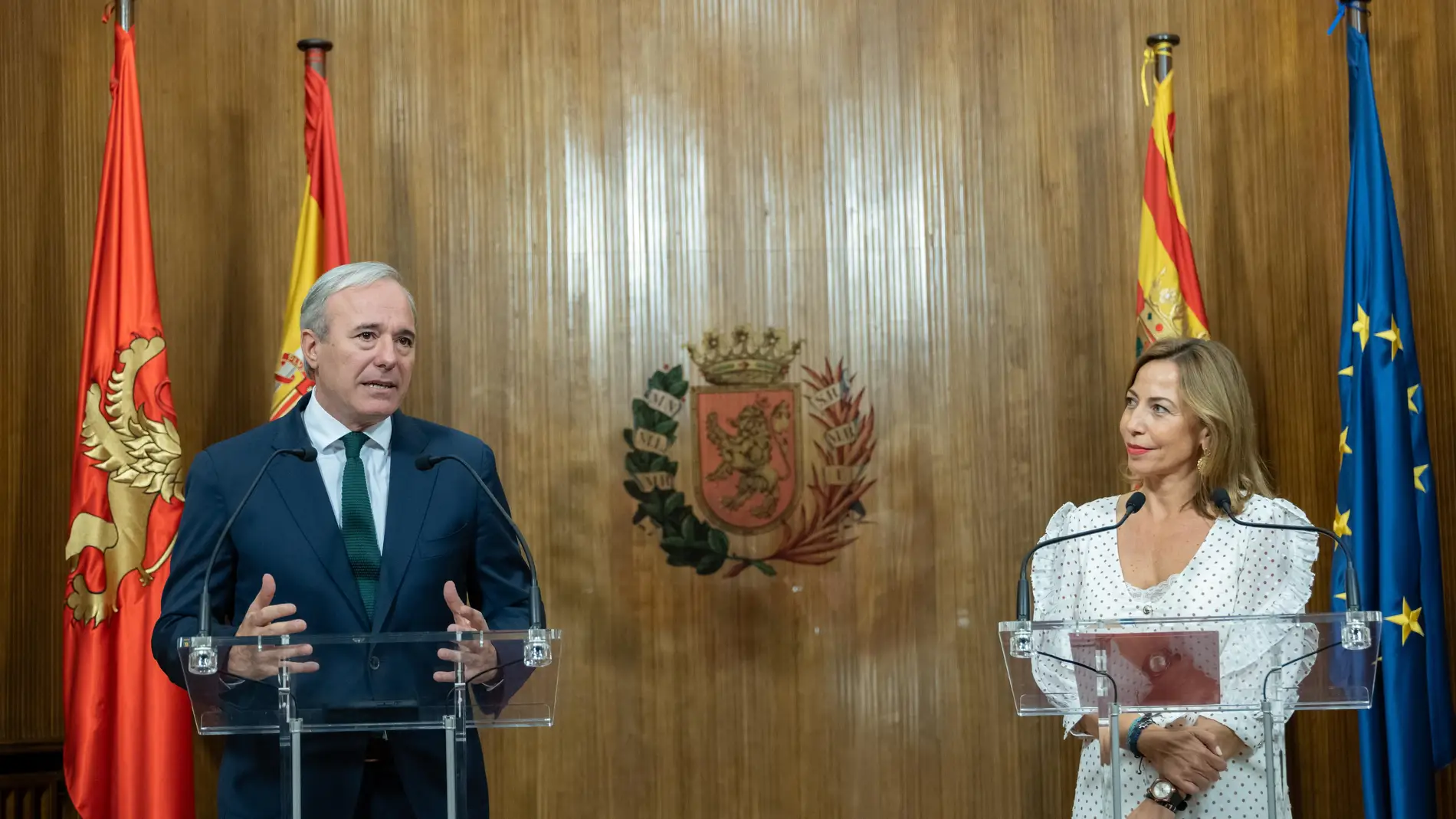 El presidente Azcón y la alcaldes Chueca en su comparecencia ante las medios de comunicación