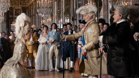 Ma&iuml;wenn y Johnny Depp en un fotograma de la pel&iacute;cula 'Jeanne du Barry'