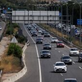 Imagen de archivo de retenciones en una autovía en Madrid durante la operación salida del verano