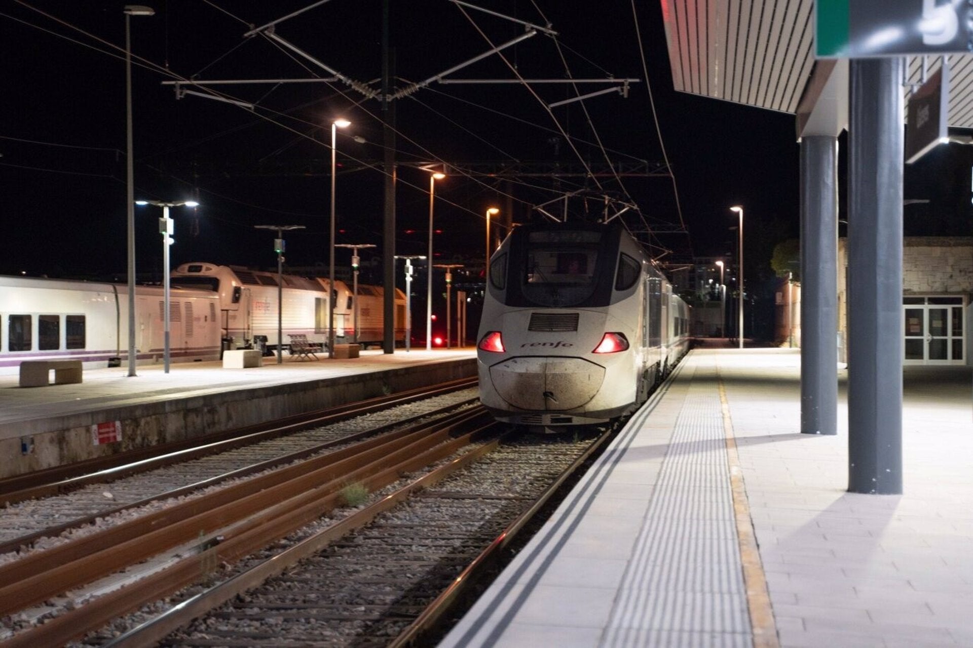 ADIF ya ha efectuado las pruebas finales de la electrificación de la línea de alta velocidad Plasencia-Badajoz ADIF ya ha efectuado las pruebas finales de la electrificación de la línea de alta velocidad Plasencia-Badajoz
