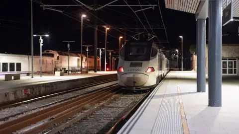 ADIF ya ha efectuado las pruebas finales de la electrificación de la línea de alta velocidad Plasencia-Badajoz ADIF ya ha efectuado las pruebas finales de la electrificación de la línea de alta velocidad Plasencia-Badajoz