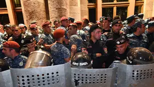  Policías armenios montan guardia ante un edificio gubernamental en la capital armenia