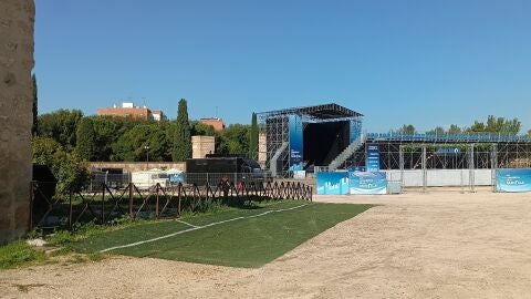 Interior del recinto de la Huerta del Obispo preparado para la realizaci&oacute;n de un concierto