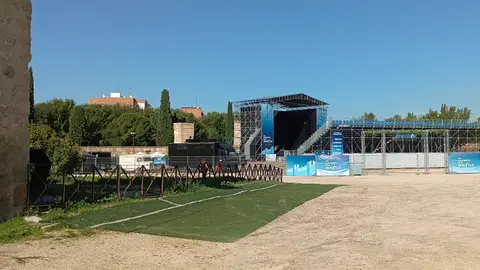 La Asociación Vecinos Centro de Alcalá de Henares pide al ayuntamiento que no se celebren más macroconciertos en el recinto de la Huerta del Obispo Interior del recinto de la Huerta del Obispo preparado para la realización de un concierto