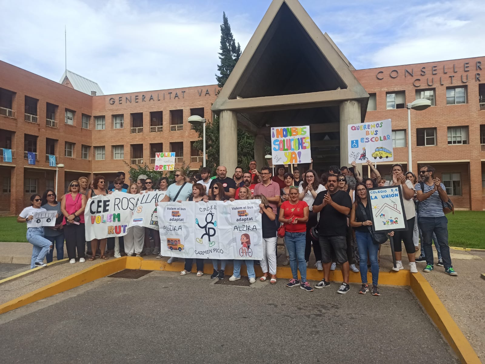Las AMPAS reclaman ante la Consellería de Educación un plan de contingencia ante las incidencias en el bus escolar Las AMPAS reclaman ante la Consellería de Educación un plan de contingencia ante las incidencias en el bus escolar