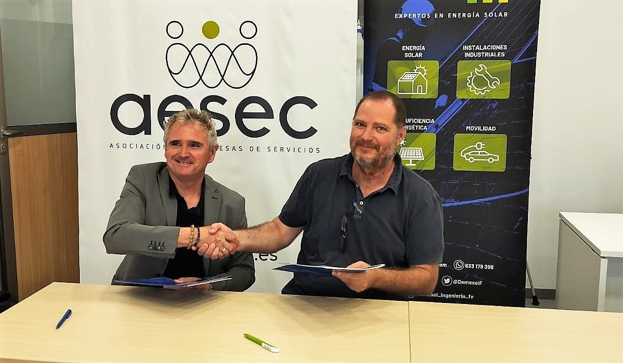 La empresa DEMESOL y AESEC firman un convenio para favorecer la implantación de placas solares en empresas de Elche y comarca La empresa DEMESOL y AESEC firman un convenio para favorecer la implantación de placas solares en empresas de Elche y comarca