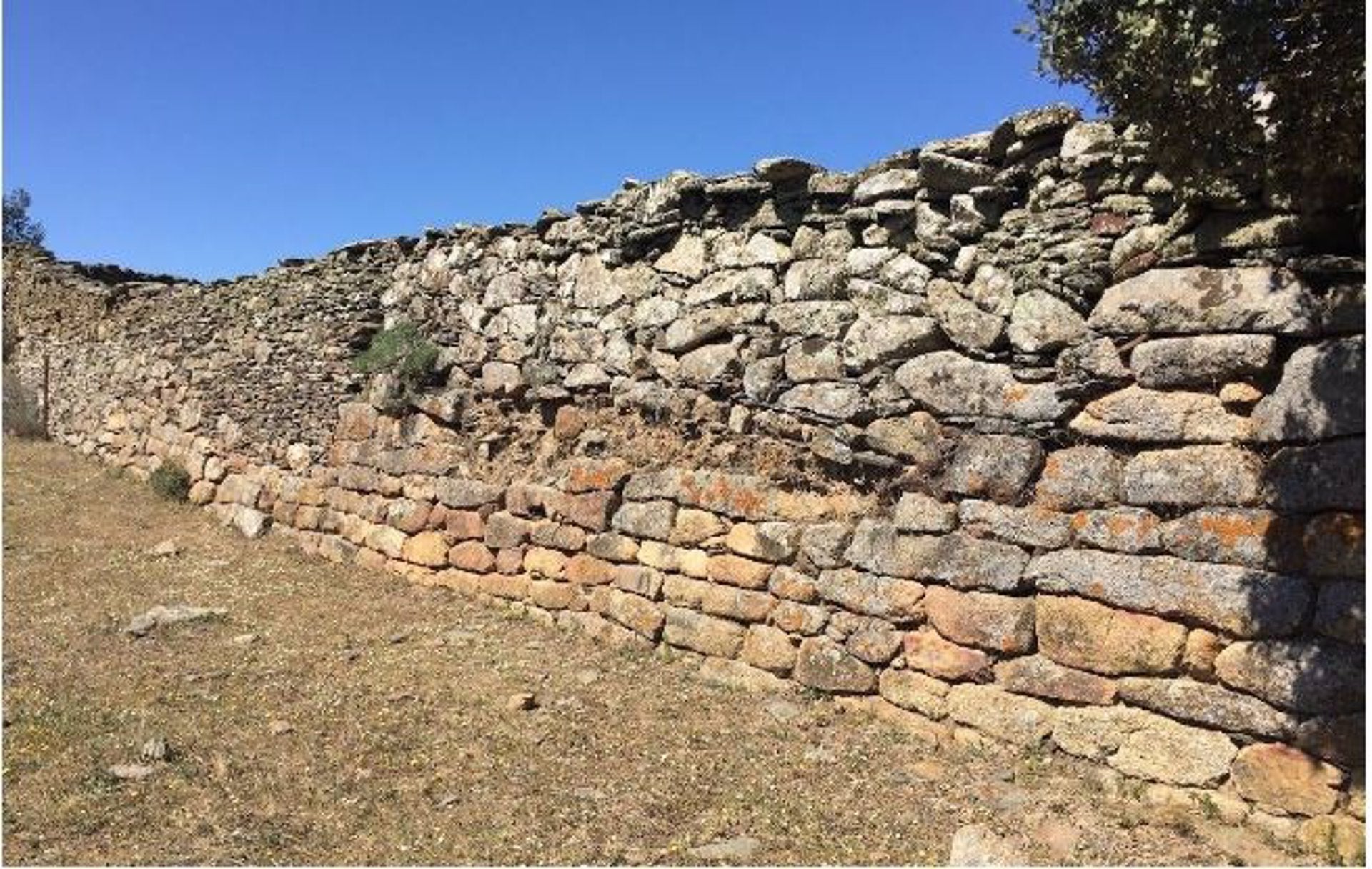 Descubierta una entrada desconocida en el yacimiento de Villasviejas del Tamuja en la localidad cacereña de Botija Descubierta una entrada desconocida en el yacimiento de Villasviejas del Tamuja en la localidad cacereña de Botija