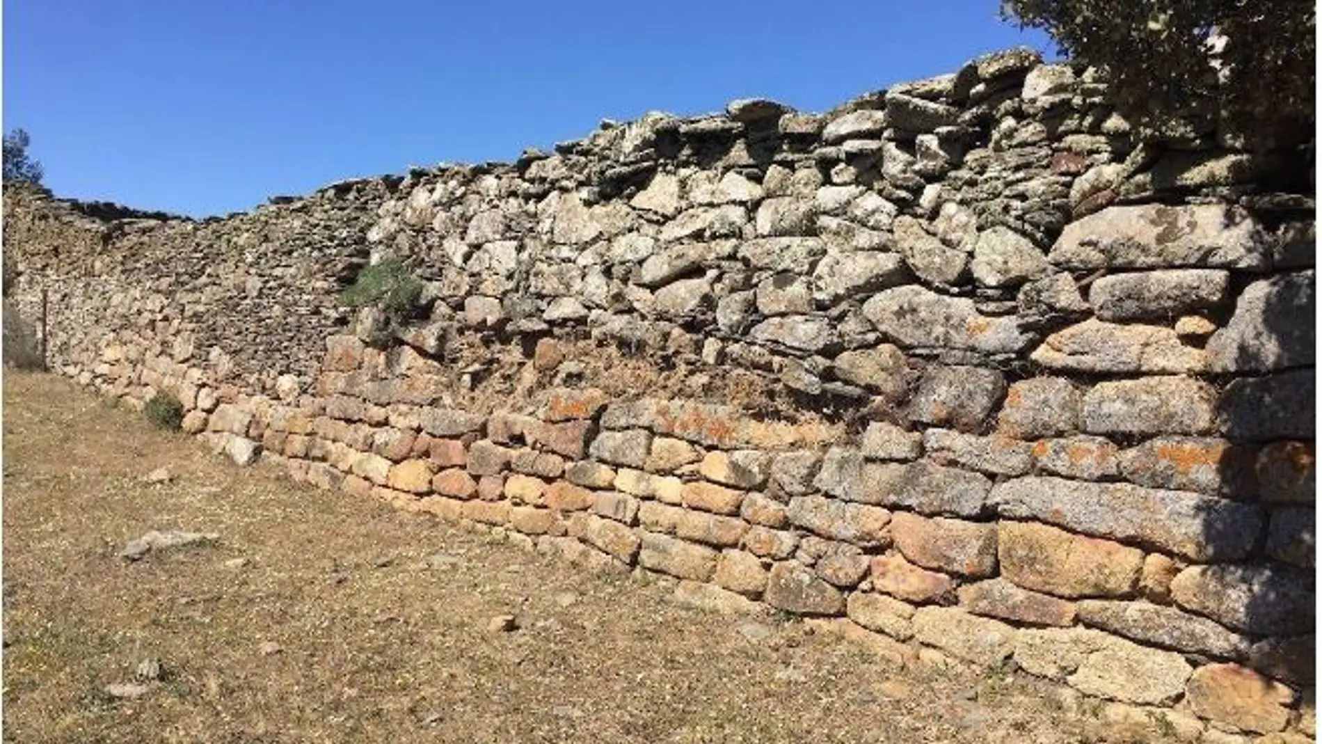 Descubierta una entrada desconocida en el yacimiento de Villasviejas del Tamuja en la localidad cacereña de Botija