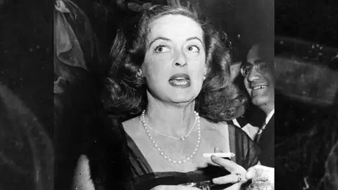 La actriz Bette Davis La Cultureta 10x03: Batman, Bette Davis y aquel Festival de San Sebastián