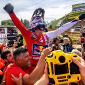 Jorge Prado celebra su título de campeón del mundo de MXGP