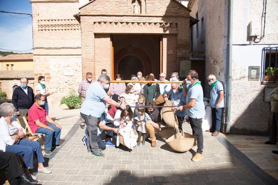 Lituénigo celebra de nuevo el "pesaje de los niños" Lituénigo celebra de nuevo el "pesaje de los niños"