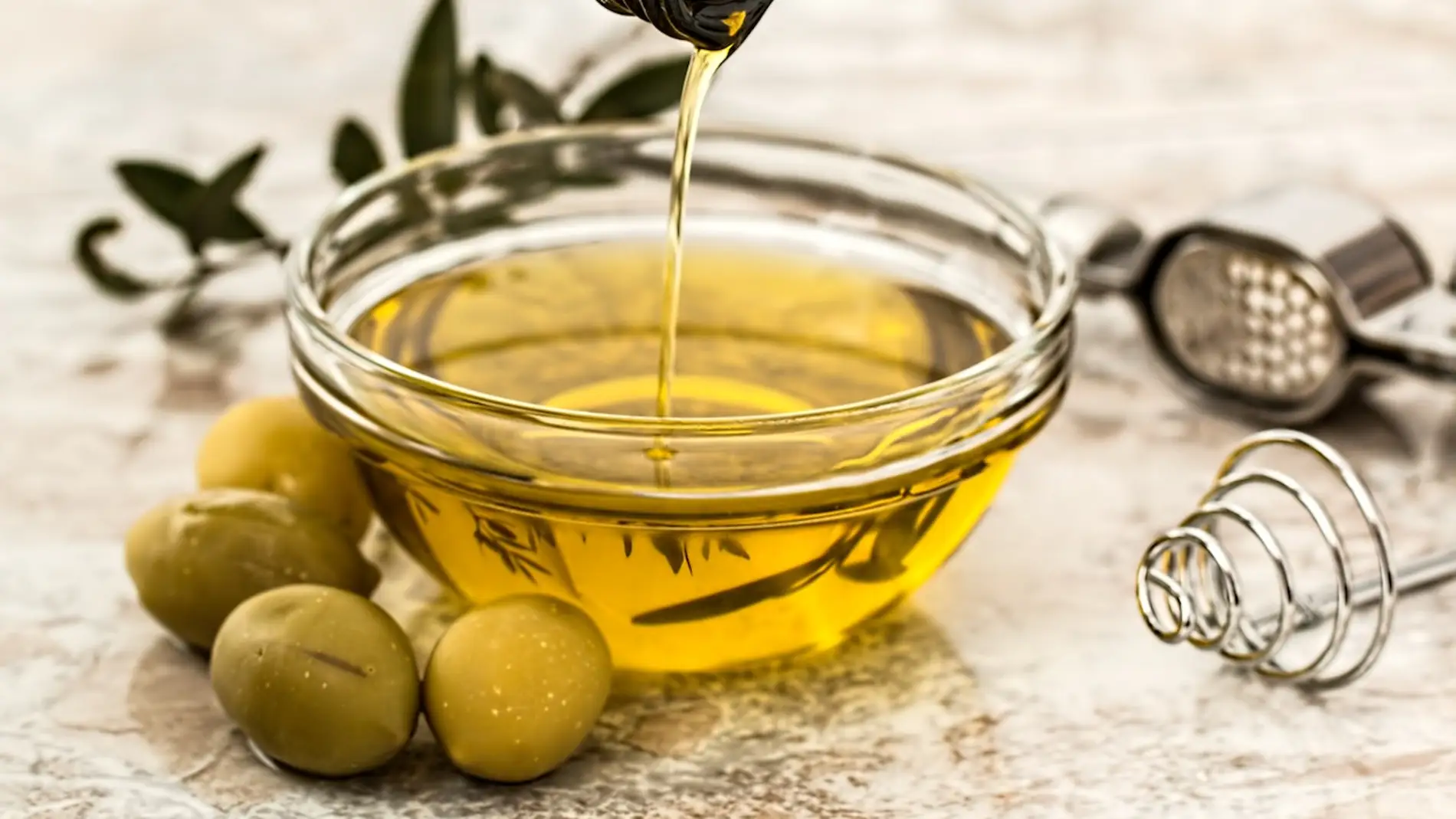 Imagen de archivo de una persona cocinando con aceite de oliva virgen extra