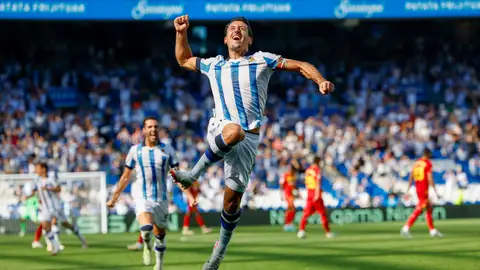Mikel Oyarzabal, celebra su segundo gol durante el partido entre la Real Sociedad y el Getafe. Fiesta de goles de la Real ante el Getafe