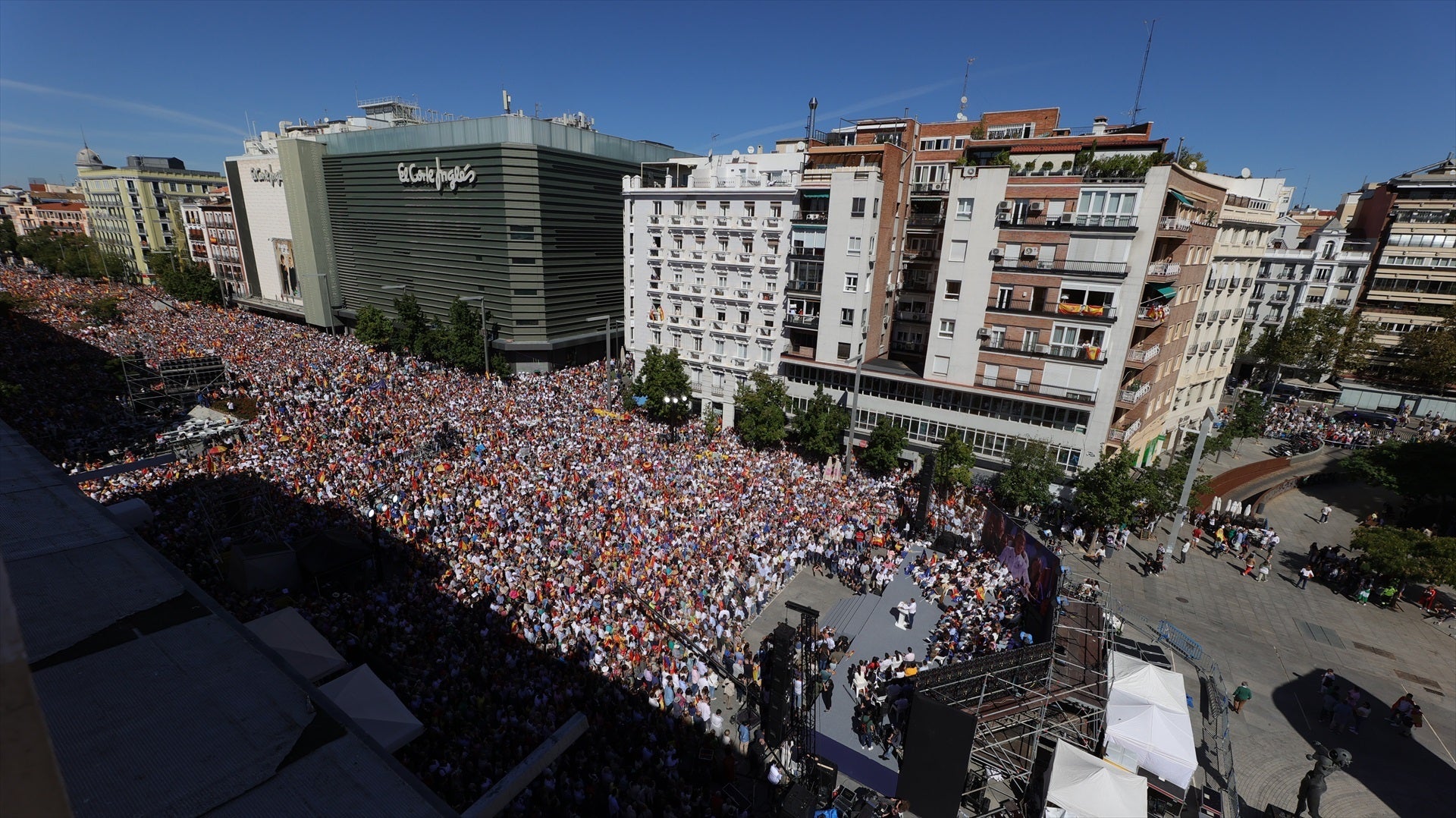 Miles de personas arropan a Feijóo en el gran acto contra la amnistía en Madrid Miles de personas arropan a Feijóo en el gran acto contra la amnistía en Madrid