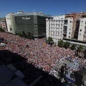Miles de personas llenan la plaza de Felipe II para arropar a Feijóo y al PP contra la amnistía