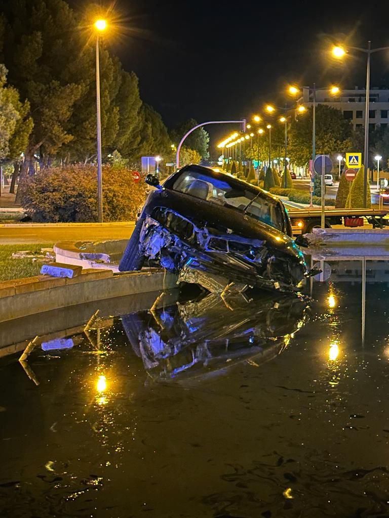 Un coche acaba en el interior de una fuente en Ciudad Real y el conductor da positivo en alcohol Un coche acaba en el interior de una fuente en Ciudad Real y el conductor da positivo en alcohol