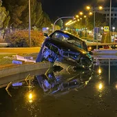 El coche dentro de la fuente El coche dentro de la fuente