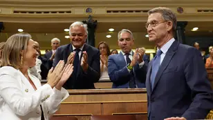  Cuca Gamarra y el resto de diputados del PP aplauden a su líder, Alberto Núñez Feijóo. 