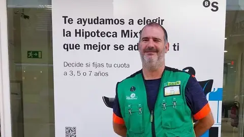 Raúl Fructuoso, vendedor de la ONCE que ha vendido en Elche los cupones premiados con el Cuponazo. Raúl Fructuoso, vendedor de la ONCE que ha vendido en Elche los cupones premiados con el Cuponazo.