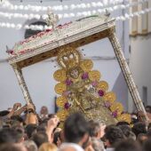La Virgen del Rocío procesionando por las calles de Almonte