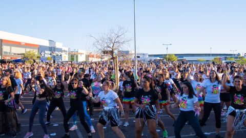 El evento solidario Zumbando 2023 re&uacute;ne a m&aacute;s de 1.000 personas en El Faro de Badajoz para recaudar 10.400 euros