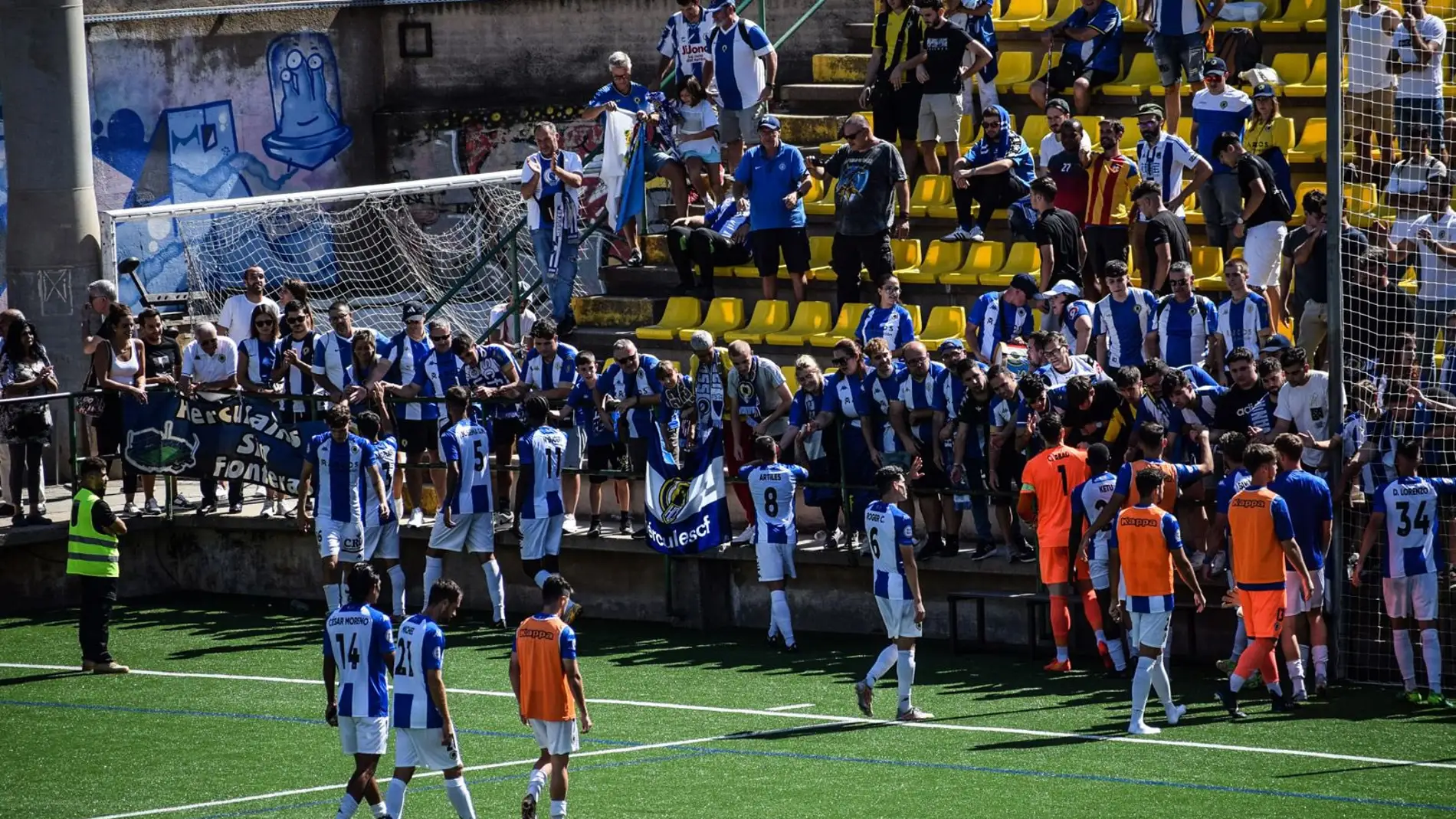 Los jugadores del Hércules saludan a la afición desplazada a Sant Andreu tras la derrota.
