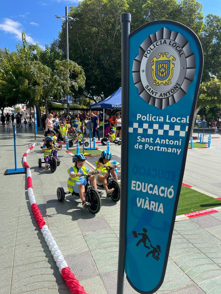 Más de 200 niños de Ibiza reciben educación vial junto con la Policía Local de Sant Antoni Más de 200 niños de Ibiza reciben educación vial junto con la Policía Local de Sant Antoni