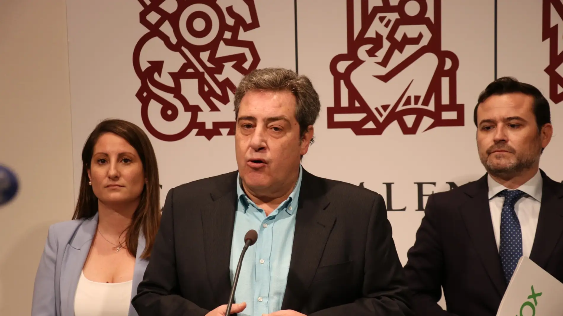 José María Llanos, portavoz adjunto de Vox, Ana Vega, síndica, y Joaquín Alés, portavoz adjunto.