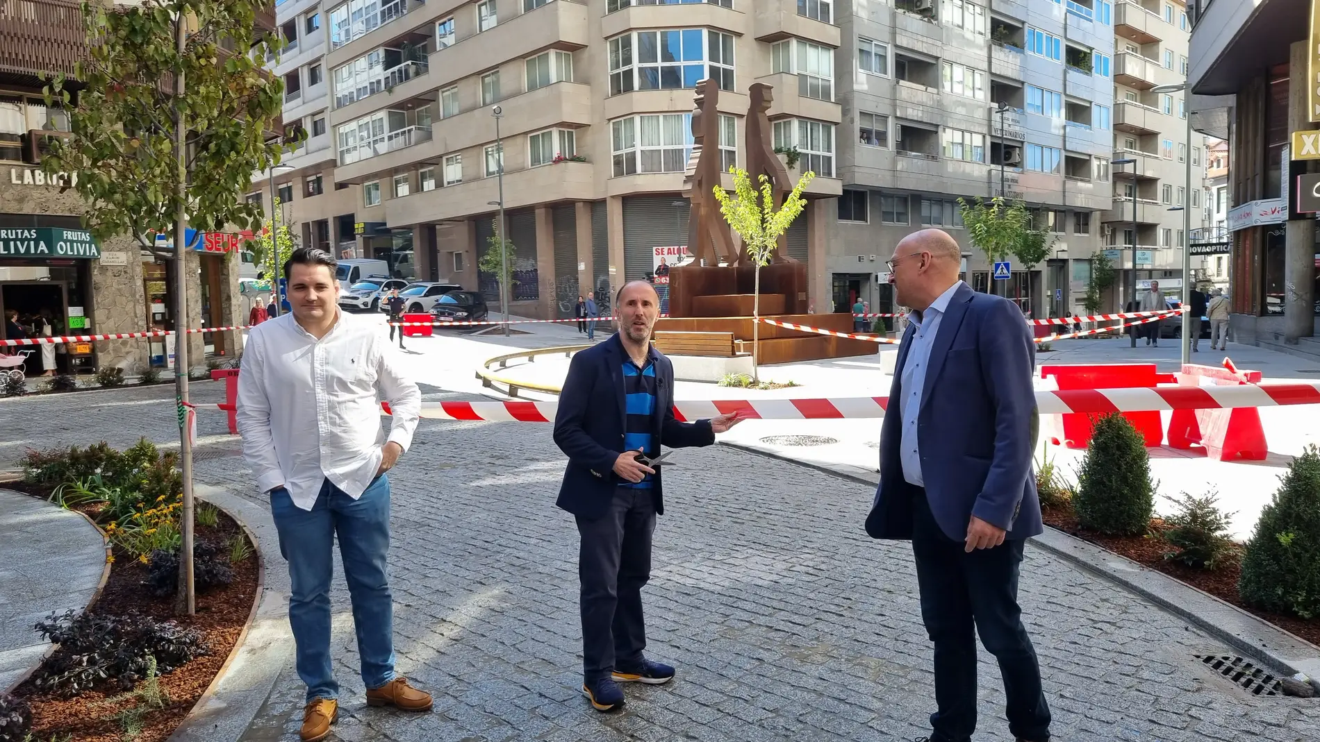 O alcalde inagura as obras das calles Valle Inclán, Ramón Cabanillas e Bedoya