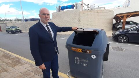 El vicealcalde Manuel Villar junto a un contenedor gris