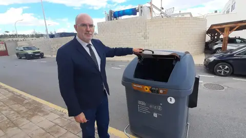 El vicealcalde Manuel Villar junto a un contenedor gris El vicealcalde Manuel Villar junto a un contenedor gris