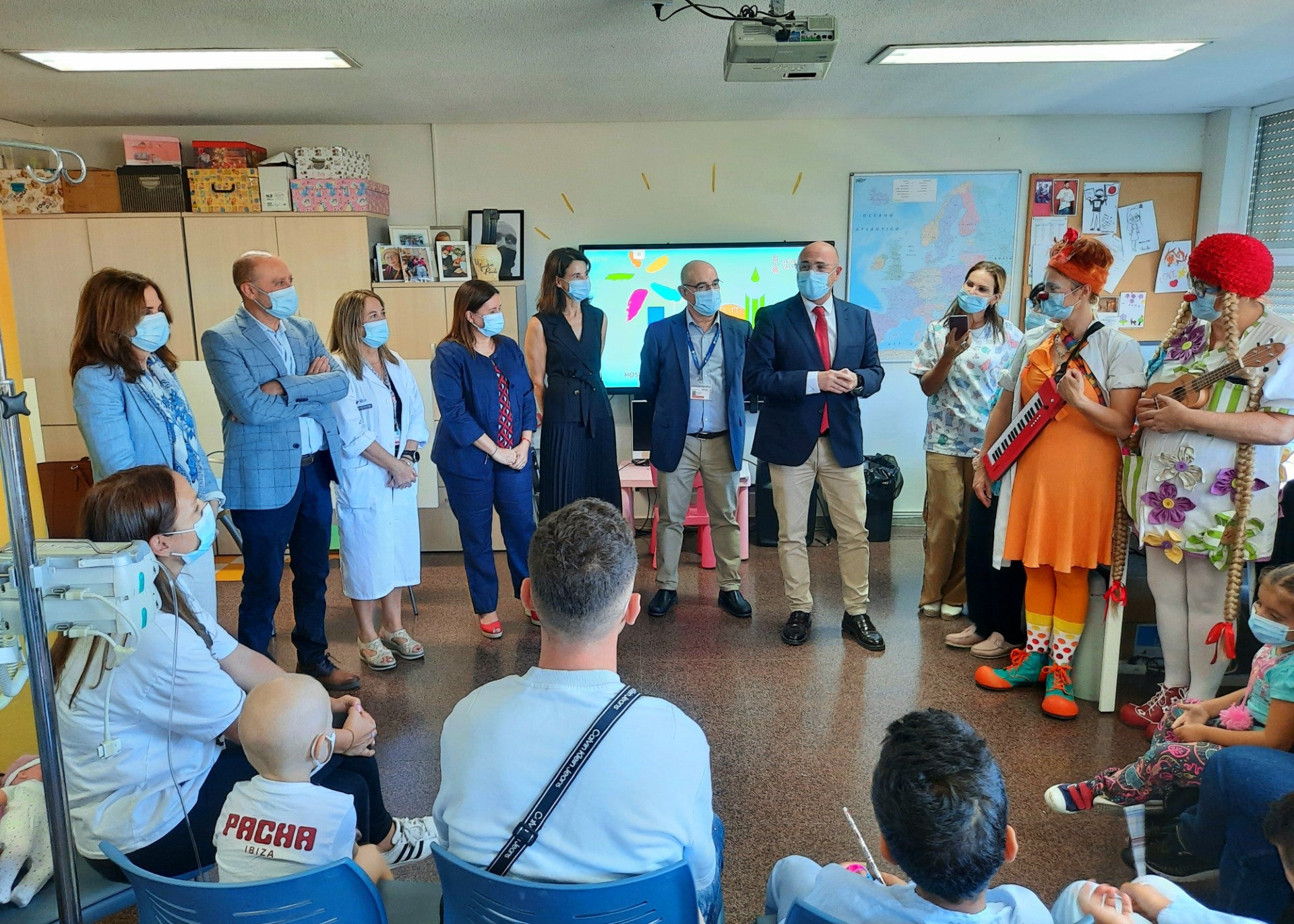 En el Hospital General de Alicante dan clase unos 20 alumnos al día entre los menores que están ingresados En el Hospital General de Alicante dan clase unos 20 alumnos al día entre los menores que están ingresados