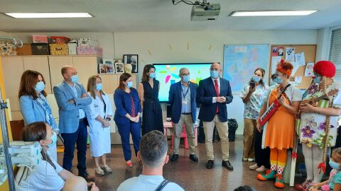 La visita de los responsables sanitarios y educativos al aula del Hospital General de Alicante 