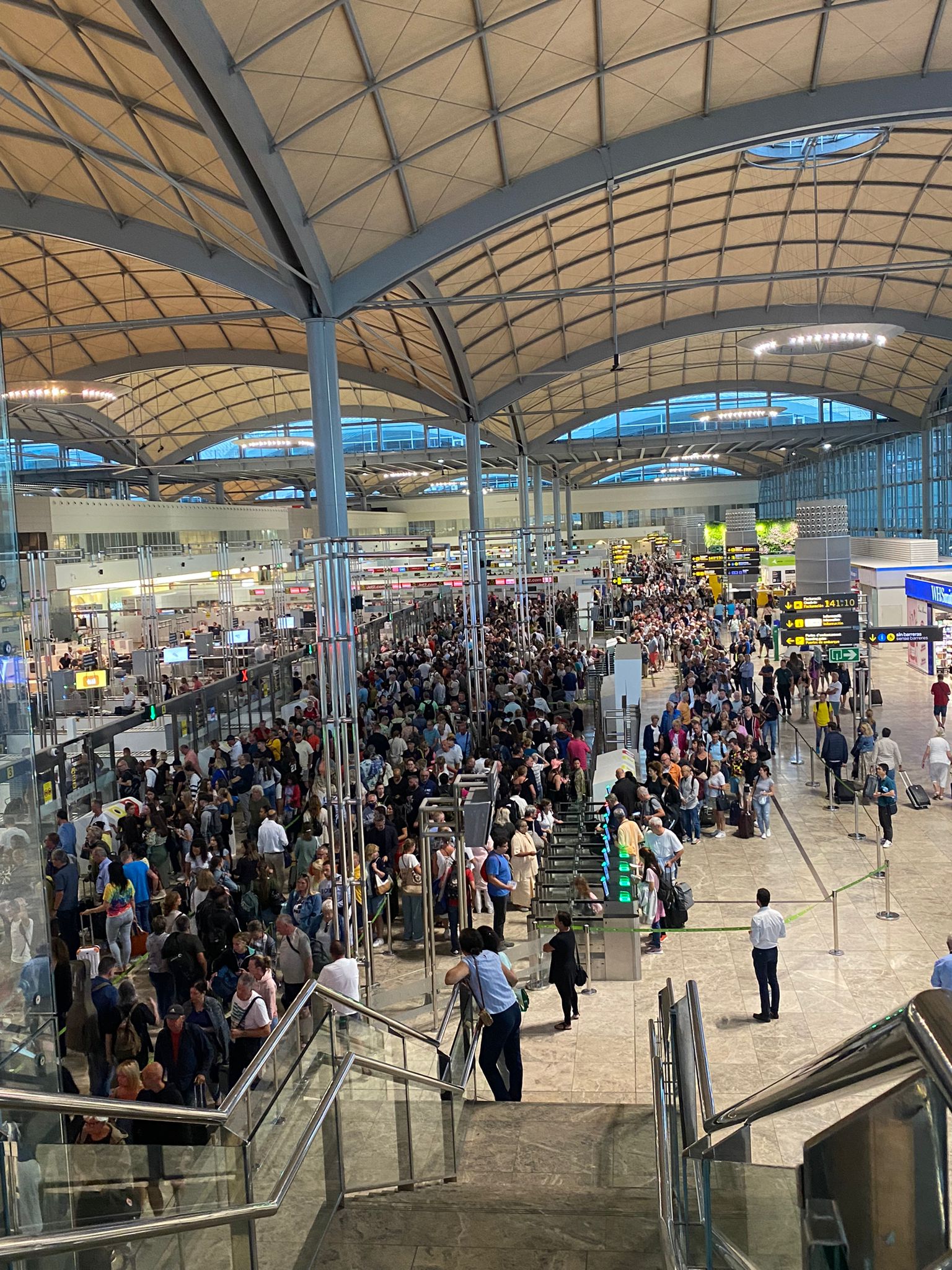 Vuelven las esperas al Aeropuerto de Alicante-Elche por los paros de los trabajadores de la concesionaria de seguridad Vuelven las esperas al Aeropuerto de Alicante-Elche por los paros de los trabajadores de la concesionaria de seguridad